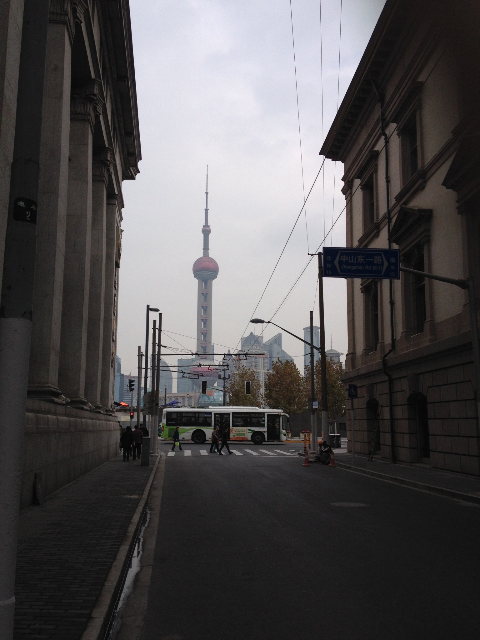 南京东路から目的地までの道。上海テレビ塔